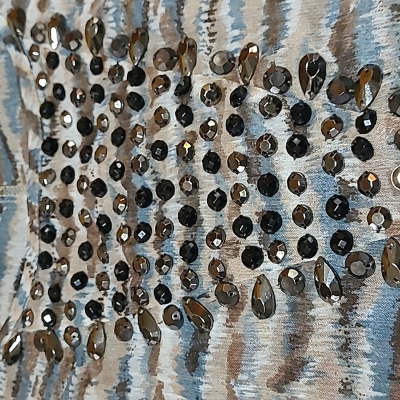 BKE BOUTIQUE SHEER STUDDED SCOOP-NECK DROPTAIL SHIRT - Picture 4 of 14